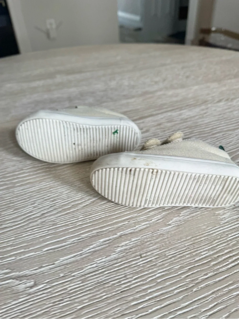 Old Navy cream / white  Canvas Velcro Shoes, 7